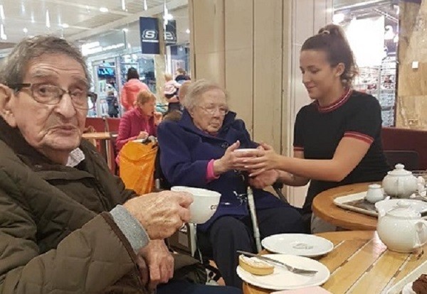 Coffee and cake in the quays